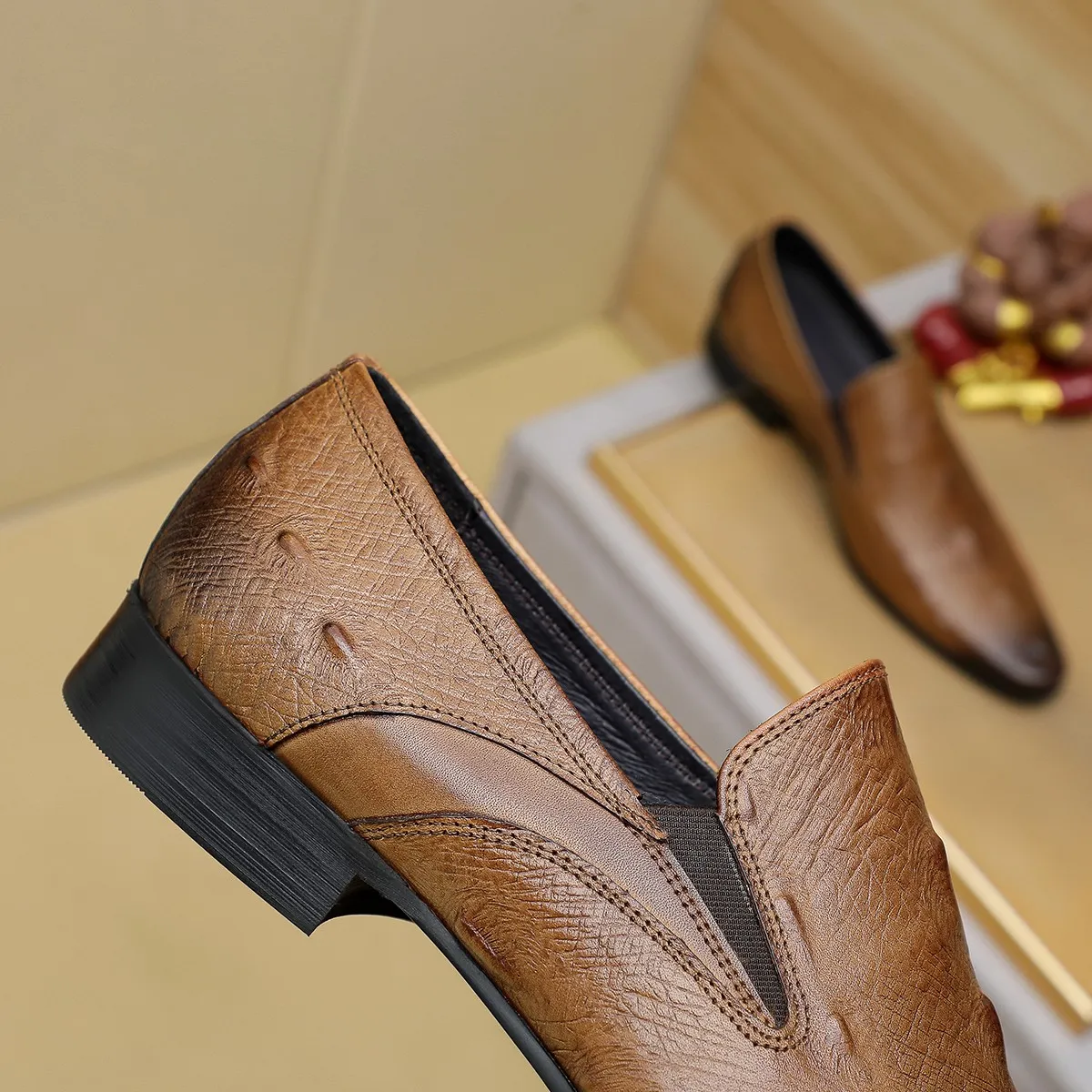 Men's shoes 💰540 💰 Louis Vuitton LV ® Autumn and Winter 🆕 models 🔛Full shoe counter First layer cowhide, 🐂leather lining casual shoes for men, super soft outsole, essential for driving. Counter synchronized original first layer cowhide completely 1:1 mold customization 🌹Top version, 2 colors optional! Number: 38-45 (37.46. Customized)